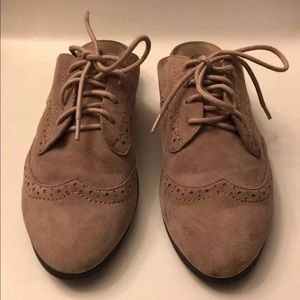 Bella Vita Baxter Wing Tip Mules Size 9N Almond